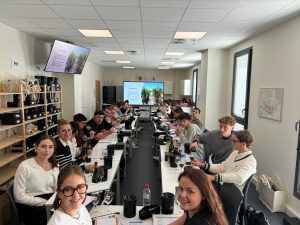 Matthew Stubbs pendant la Masterclass : "Matthew Stubbs, Master of Wine, partageant ses connaissances avec les étudiants lors de la Masterclass inaugurale de la nouvelle salle de dégustation